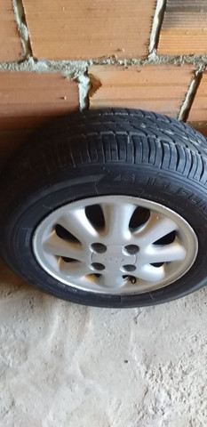 Vendo ou Troco Jogo de Roda Aro 13 com 4 Pneus Semi-novos - Foto 4