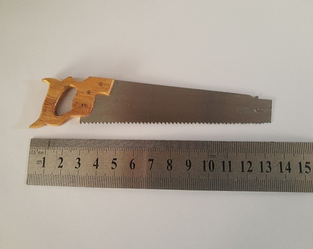 Miniatura Real de Serrote, encabamento madeira de lei, lamina aço com 13 cm