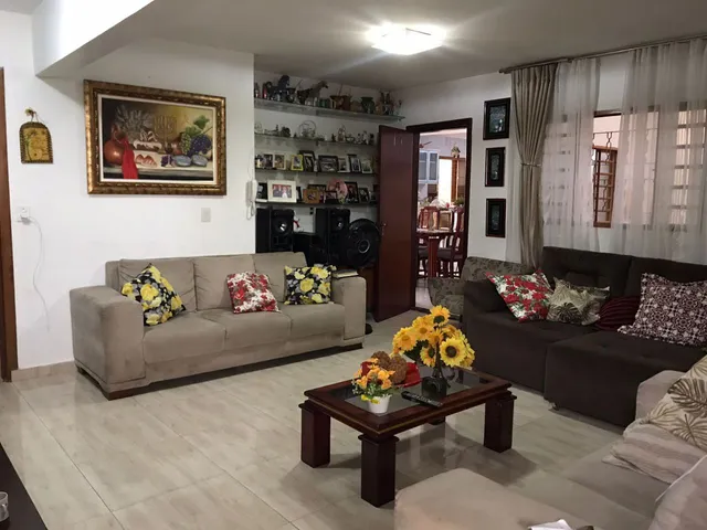 CASA COM COMODOS COMERCIAIS E KITNETS NO SETOR JARDIM PLANALTO Casa de Rua com 4 Quarto(s)