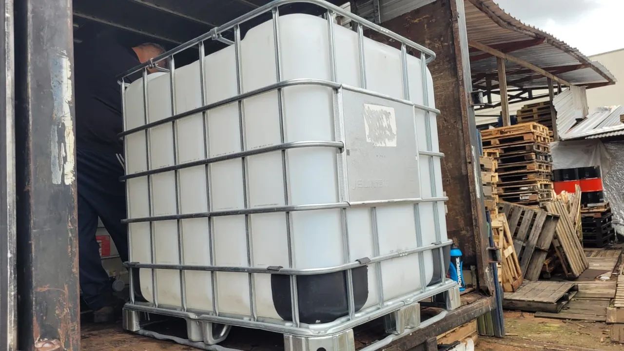 IBC 1000L  GRADEADO SEMINOVO. PARA ÁREA INDUSTRIAL AGRO