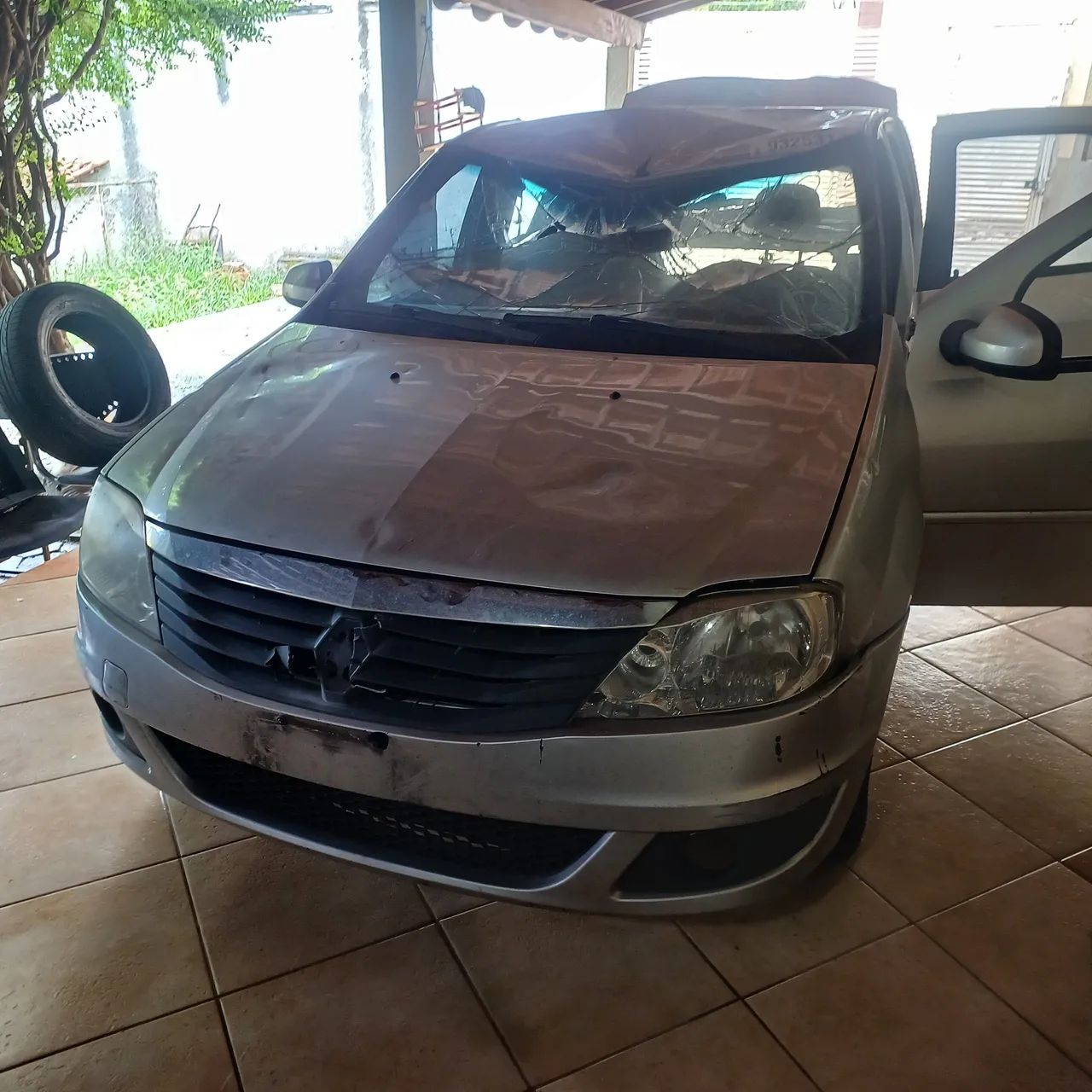 Renault Logan 1.6 8v 2012 - Sucata para retirada de peças.