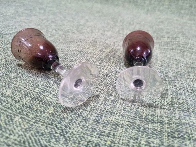 Par de cálices de licor na cor vinho de vidro com entalhes - Foto 5