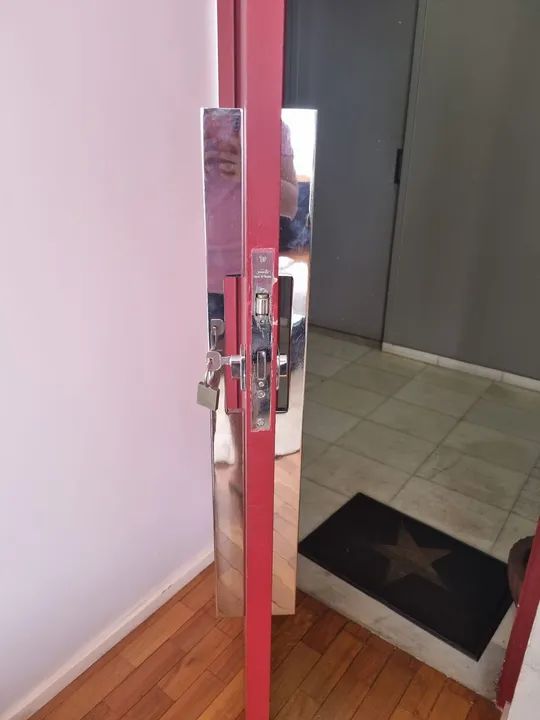 PROMOÇÃO. KIT 2 PUXADORES CROMADOS PRA PORTA DE MADEIRA DA SALA - Foto 4