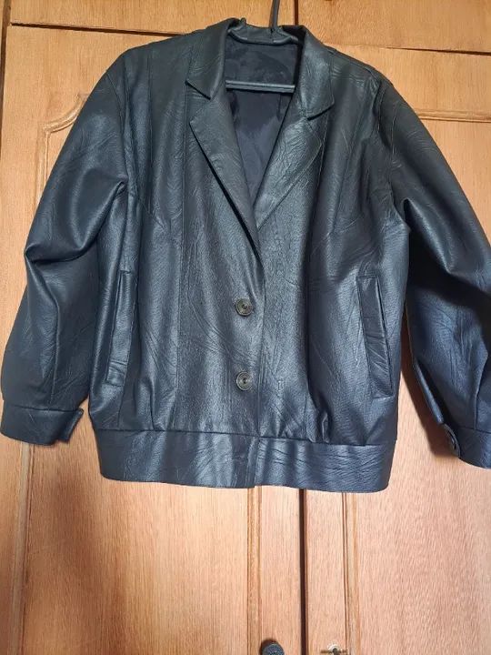 Jaqueta de couro legítimo forrada.