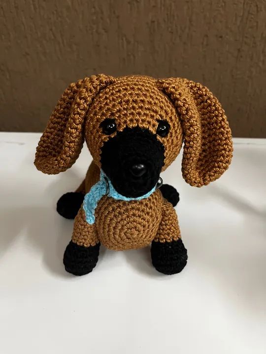 Mini Cahcorro Dachshund Marrom Sentado em Crochê Amigurumi Pelúcia Salsicha - Foto 3