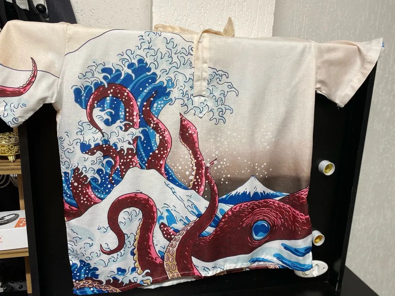 Camisa Estampada Kraken - Estilo Japonês - Foto 3