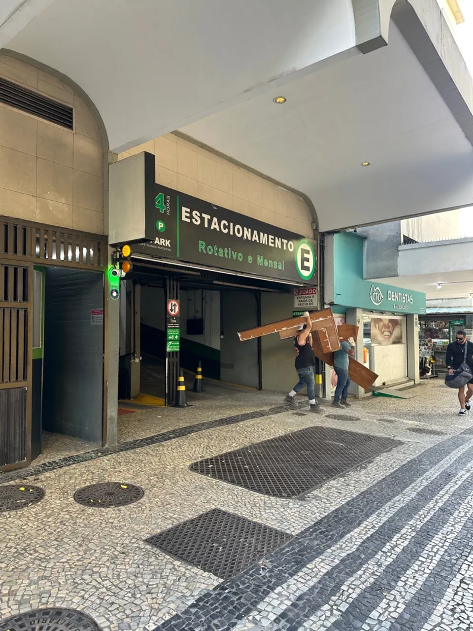 Vaga de estacionamento 24h