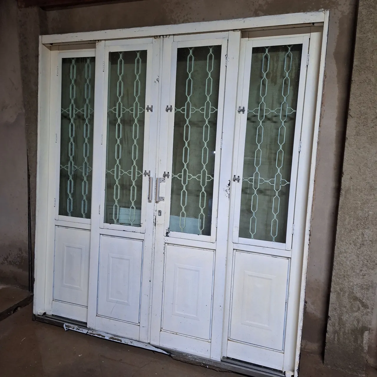 Porta de entrada branca com vidro ,veneziana branca com vidro ambas sasazak