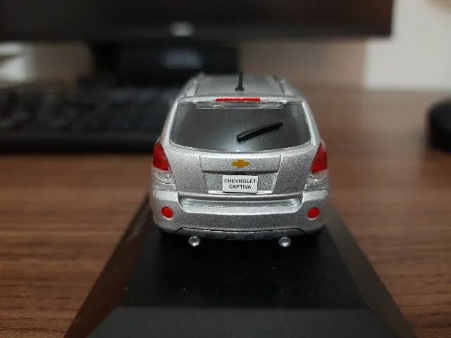 Miniatura Chevrolet Captiva 1:43 com acrílico - Foto 3