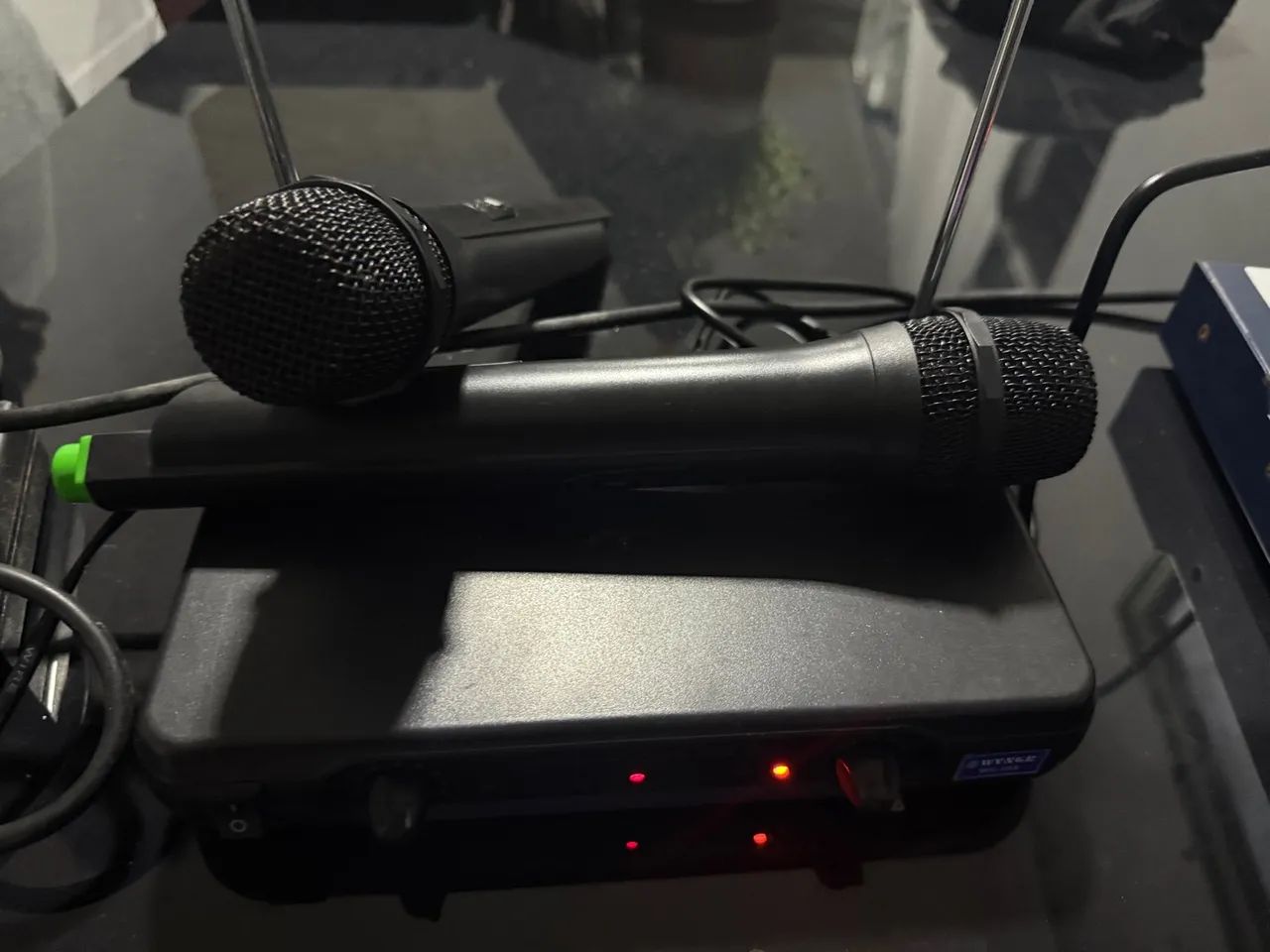 Microfone em perfeito estado sem fio 