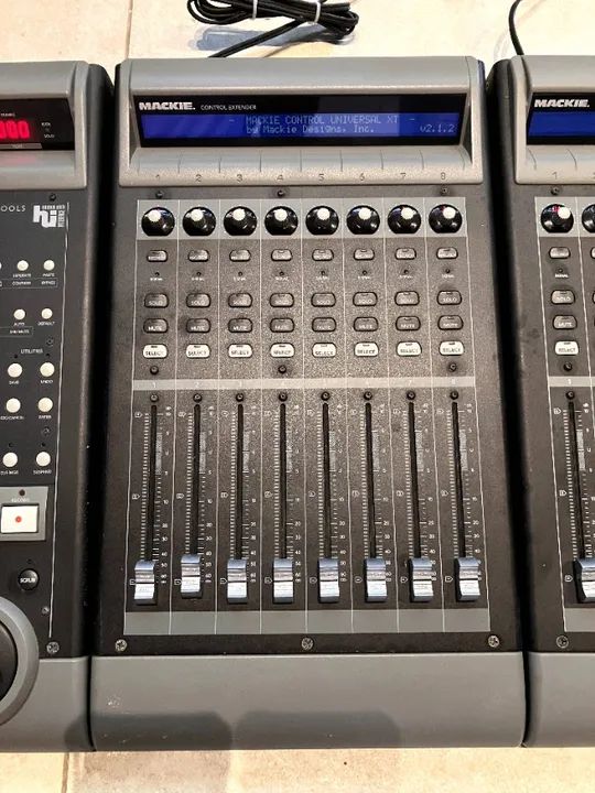 Controladora Mackie Control Universal - Cubase, Pro Tools, Logic, Nuendo - com extender - Foto 4
