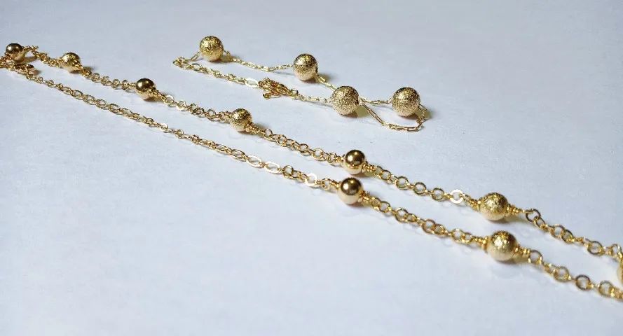 Conjunto de Colar e Pulseira de Bolinhas Banhado a Ouro 18K - Elegância e Versatilidade - Foto 5