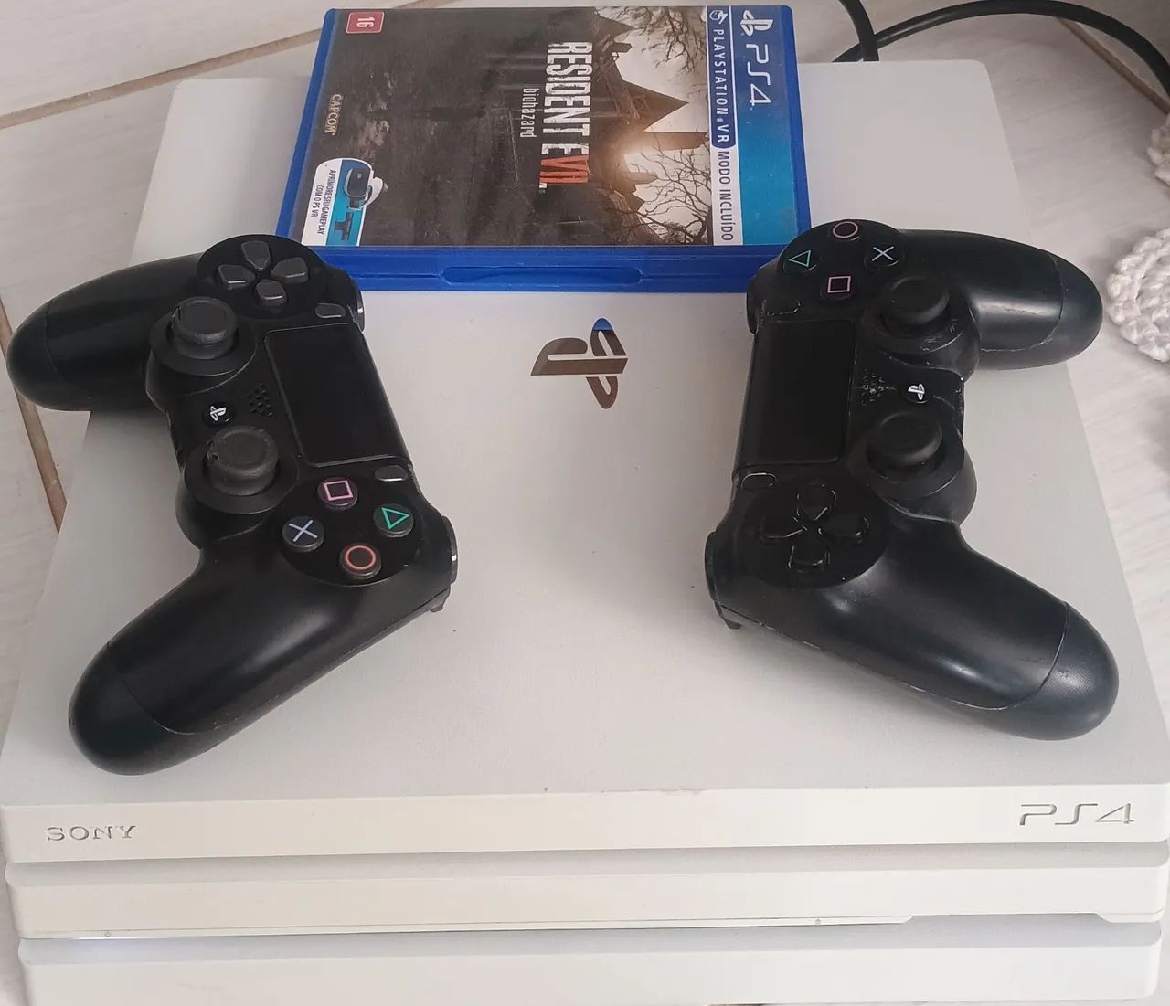 Playstation 4 (PRO) branco com dois controles e jogo