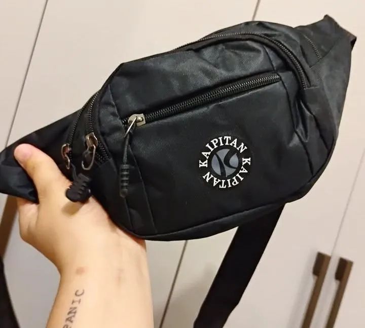 Bolsa de ombro pochete média preta Kaiptan vários bolsos discreta ajuste na cintura