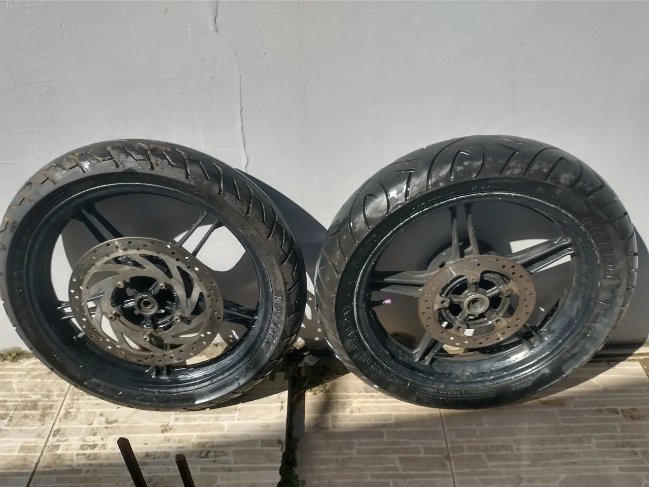 Rodas de moto esportiva com pneus