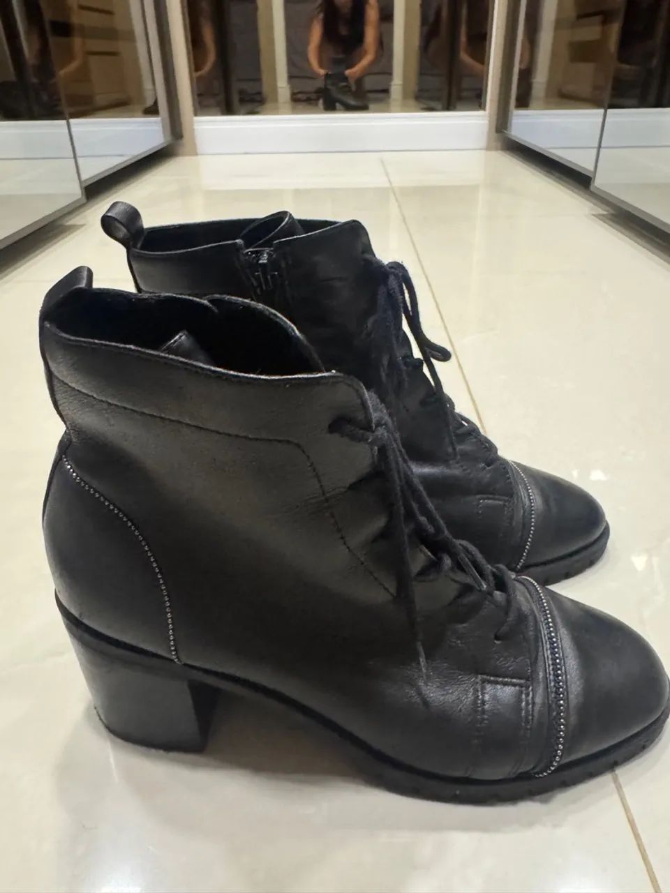 Botas de couro pretas com zíper e cadarço - Foto 2