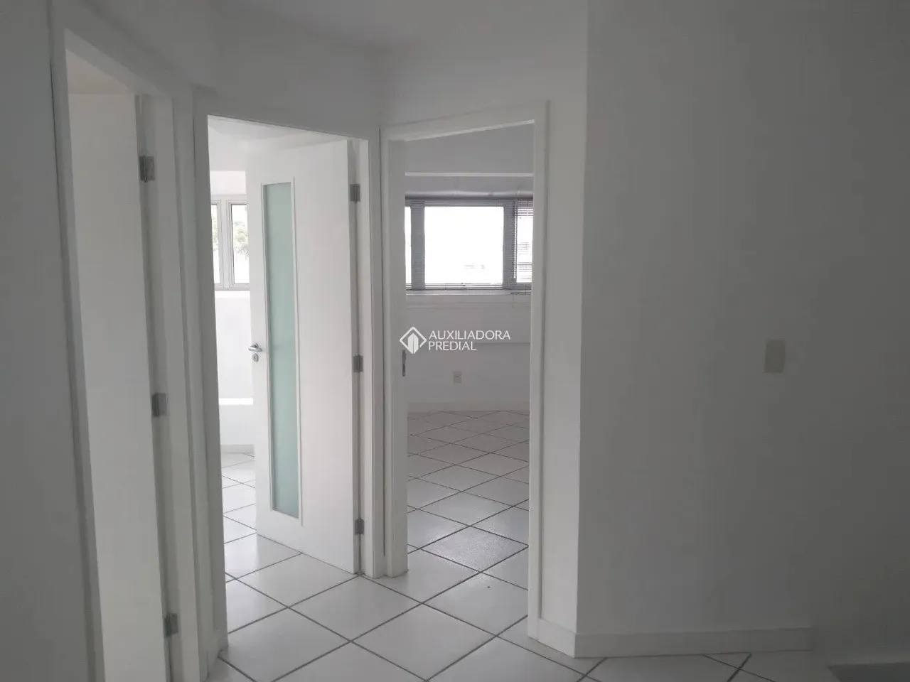 Sala comercial com 90,08 m2 de área privativa, junto a Avenida Nonoai