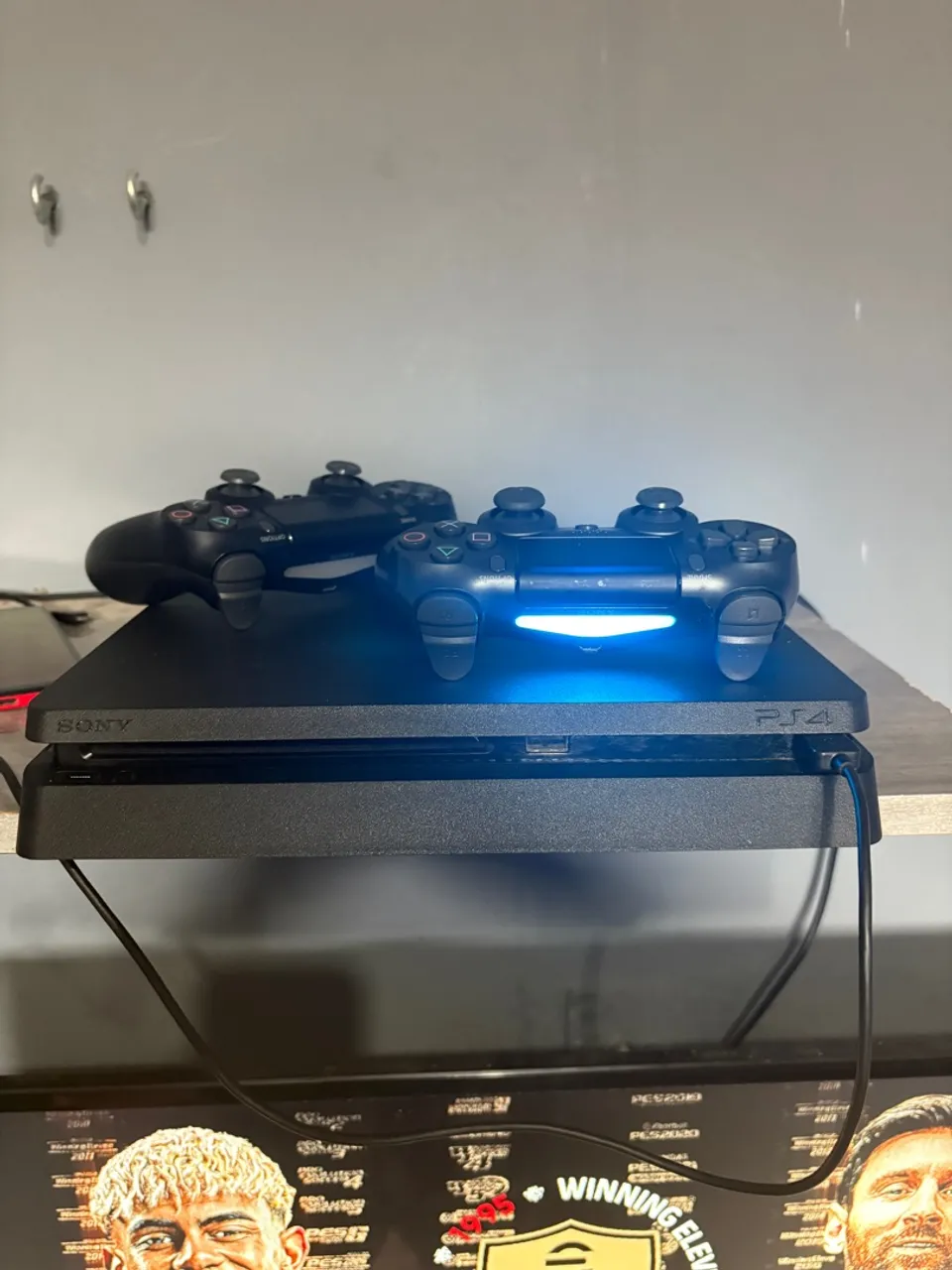 PlayStation 4 com 2 Controles