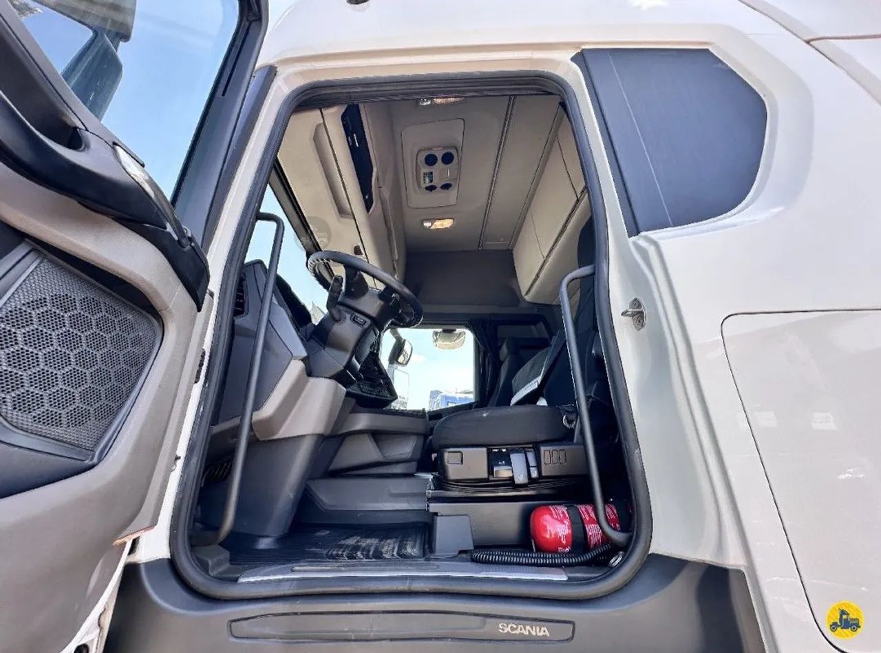 SCANIA R-450 6X2<br>2022/2022<br>CABINE RH (TETO ALTO) - Foto 13