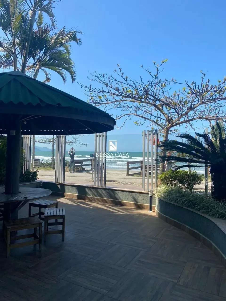 Edifício Vila Romana em Meia Praia / Itapema, frente mar, 3 quartos sendo 1 suít