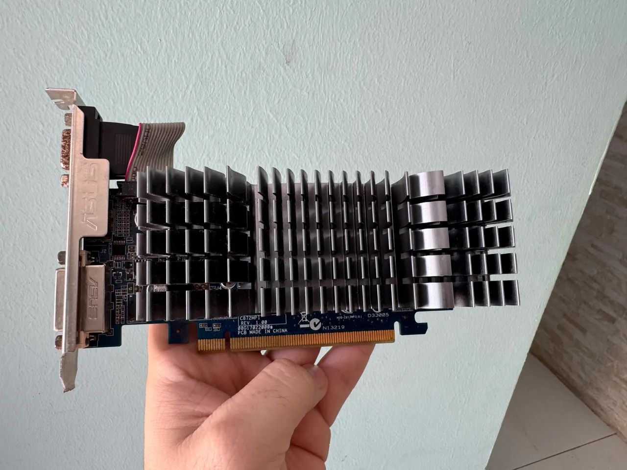 Placa de vídeo Asus En210 silent 1 gb Ddr3 GeForce 210