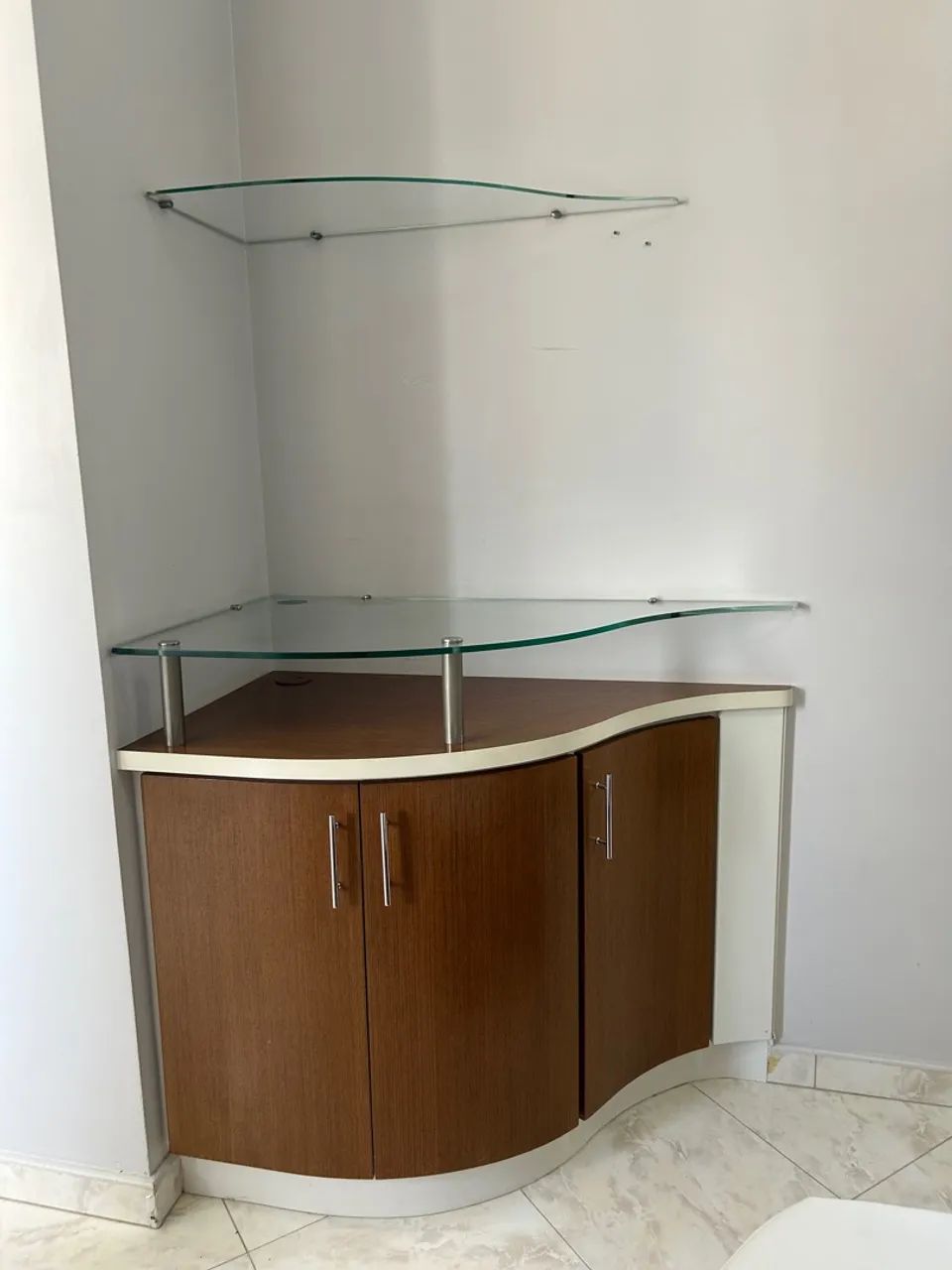 Cama de Madeira MDF +04 gavetas +02 criados +armário de canto +prateleira de vidro - Foto 5