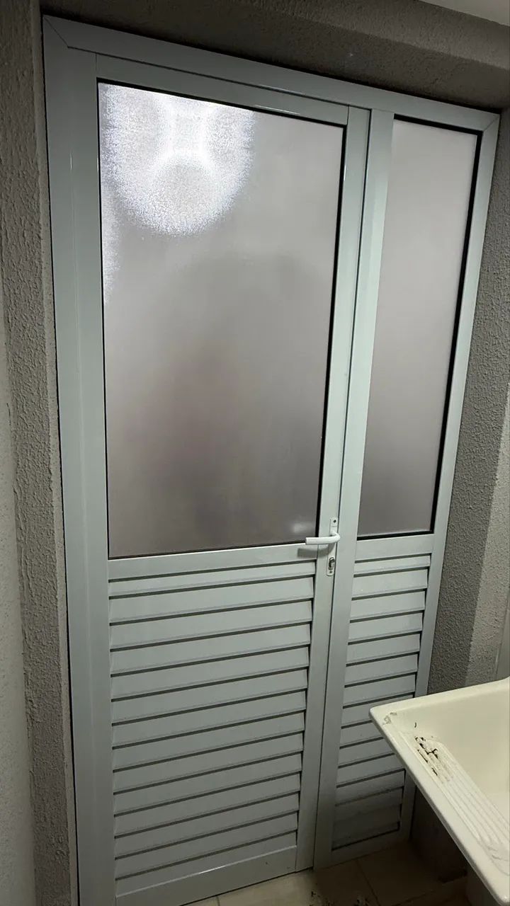 Porta cozinha e porta da sala de correr.