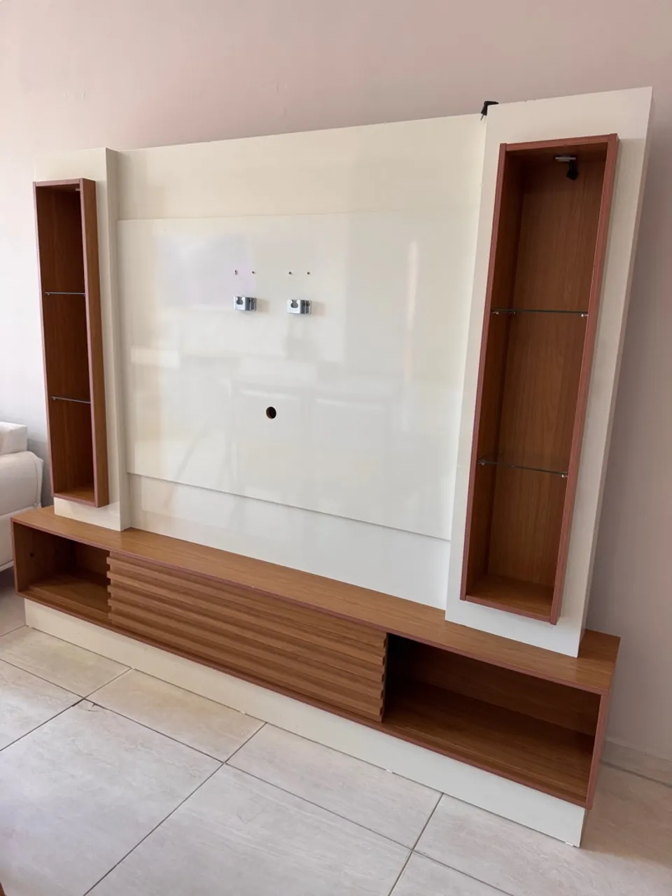 Painel de TV Moderno com Prateleiras e Rack