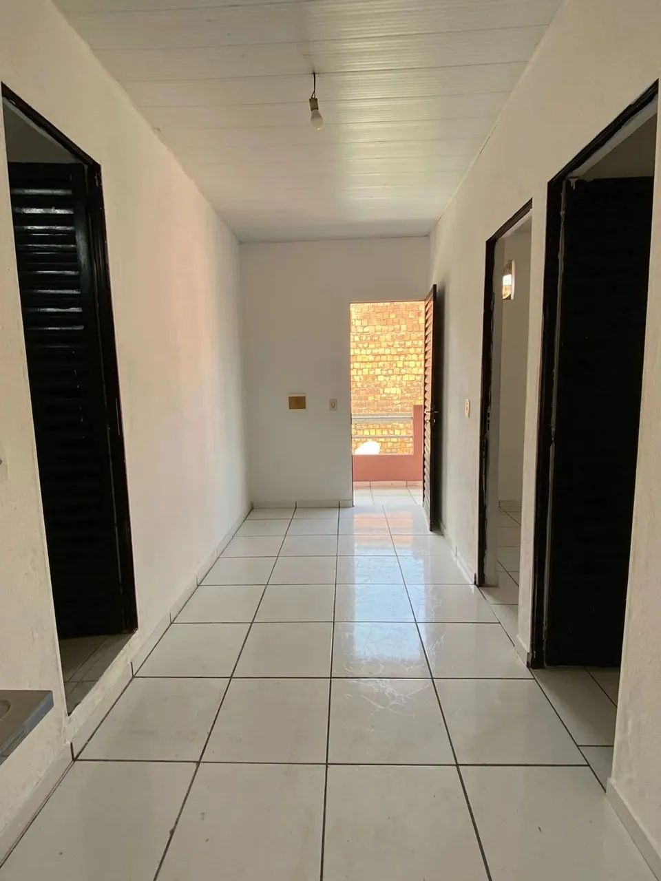 Alugo Kitnet de 2 quartos - Parque 10 - Na principal