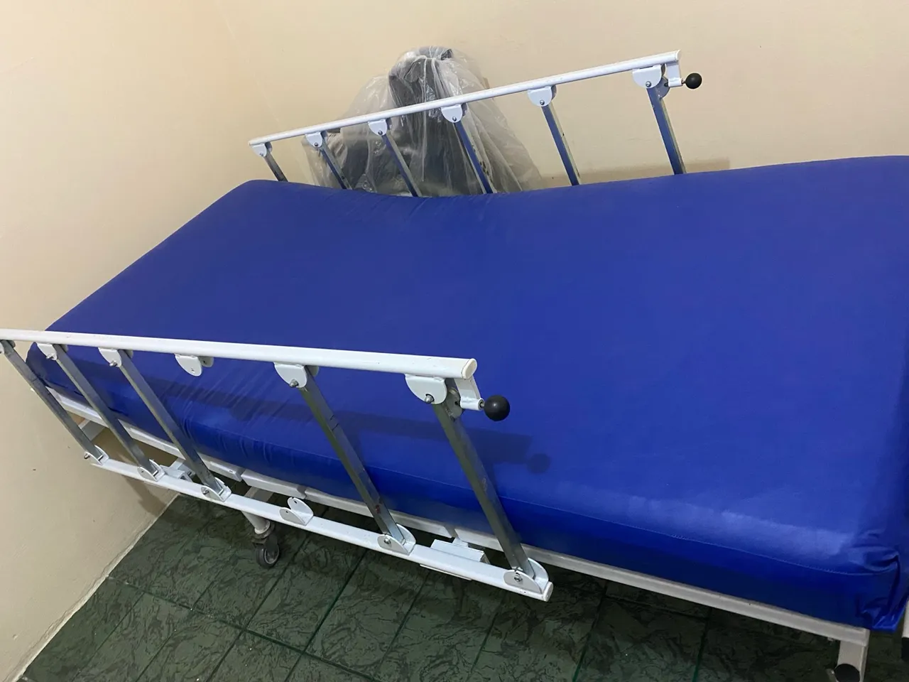 Cama Hospitalar Articulada com Grades de Proteção