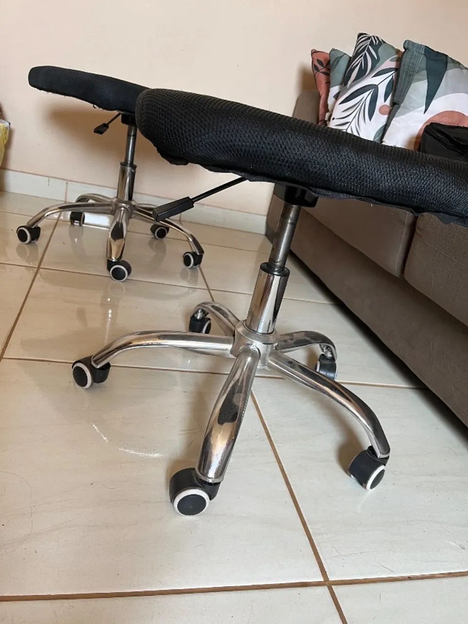 2 Banquinhos giratórios com rodinhas  - Foto 2