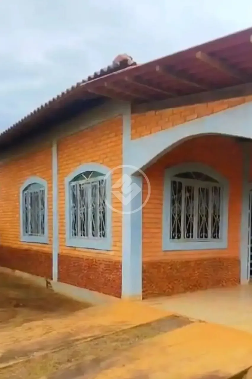 VENDE-SE Casa em Chapada dos Guimarães, 3 quartos, 2 banheiros, sala e cozinha ampla. R$ 6
