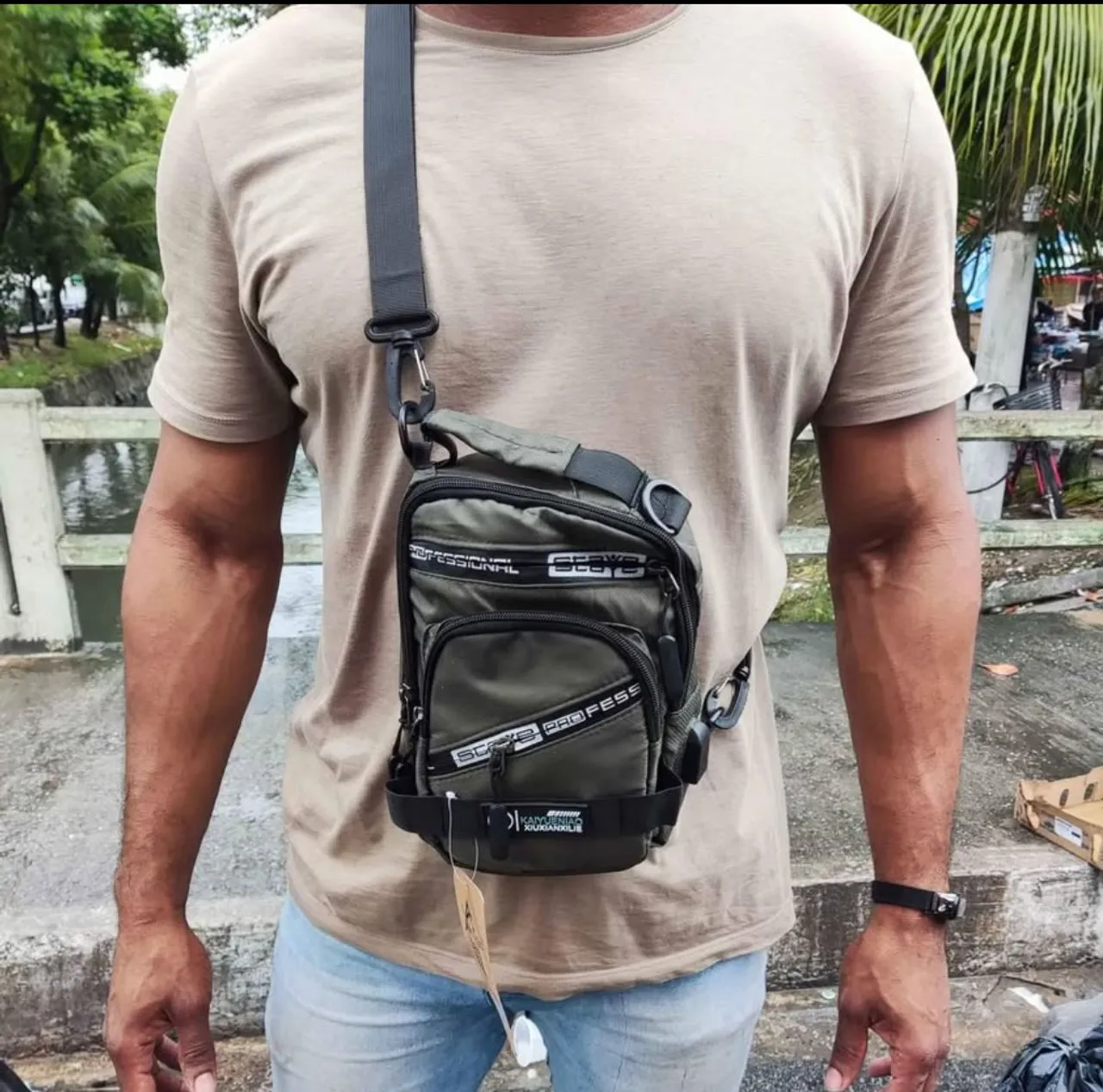 Bolsa transversal impermeável estilosa