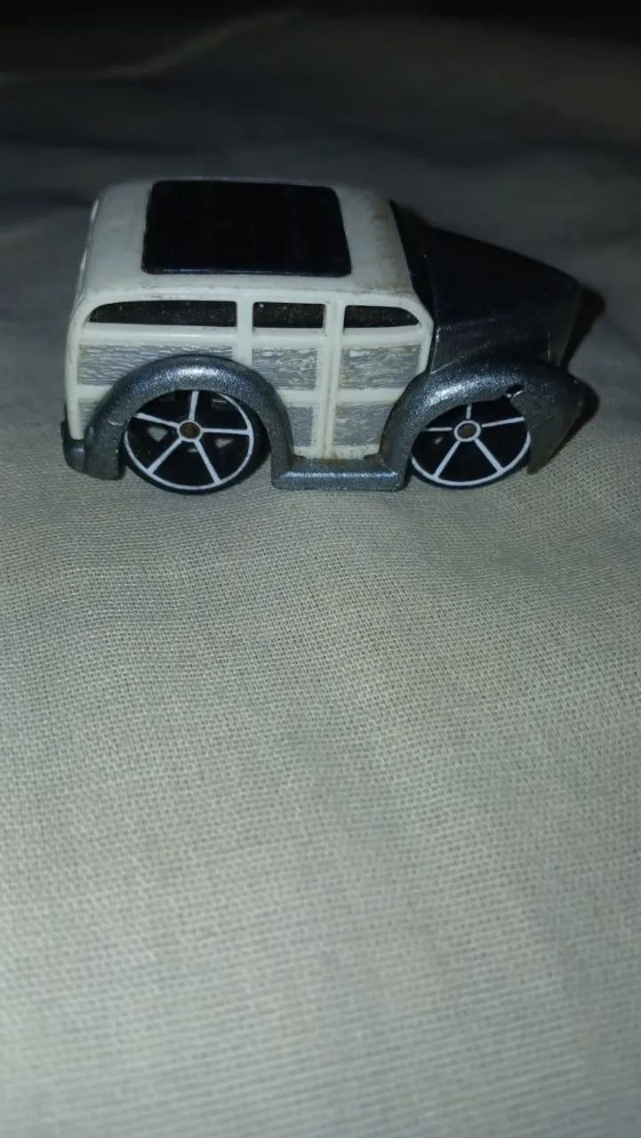 Carrinho Hot Wheels - Woody escala 1/64 ano 2005 - Foto 3