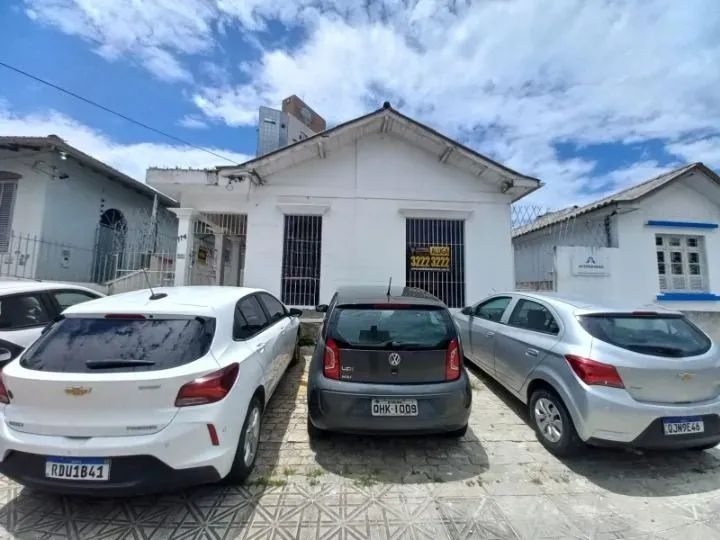 Locação no Centro de Florianópolis! Casa comercial com 107m² construídos e 4 vagas de gara