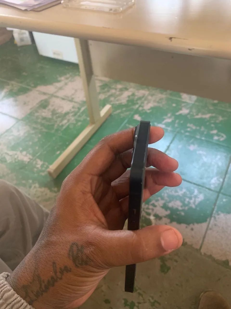 iPhone 14, semi novo 128GB, sem marcas de uso, vai com cabo  - Foto 3