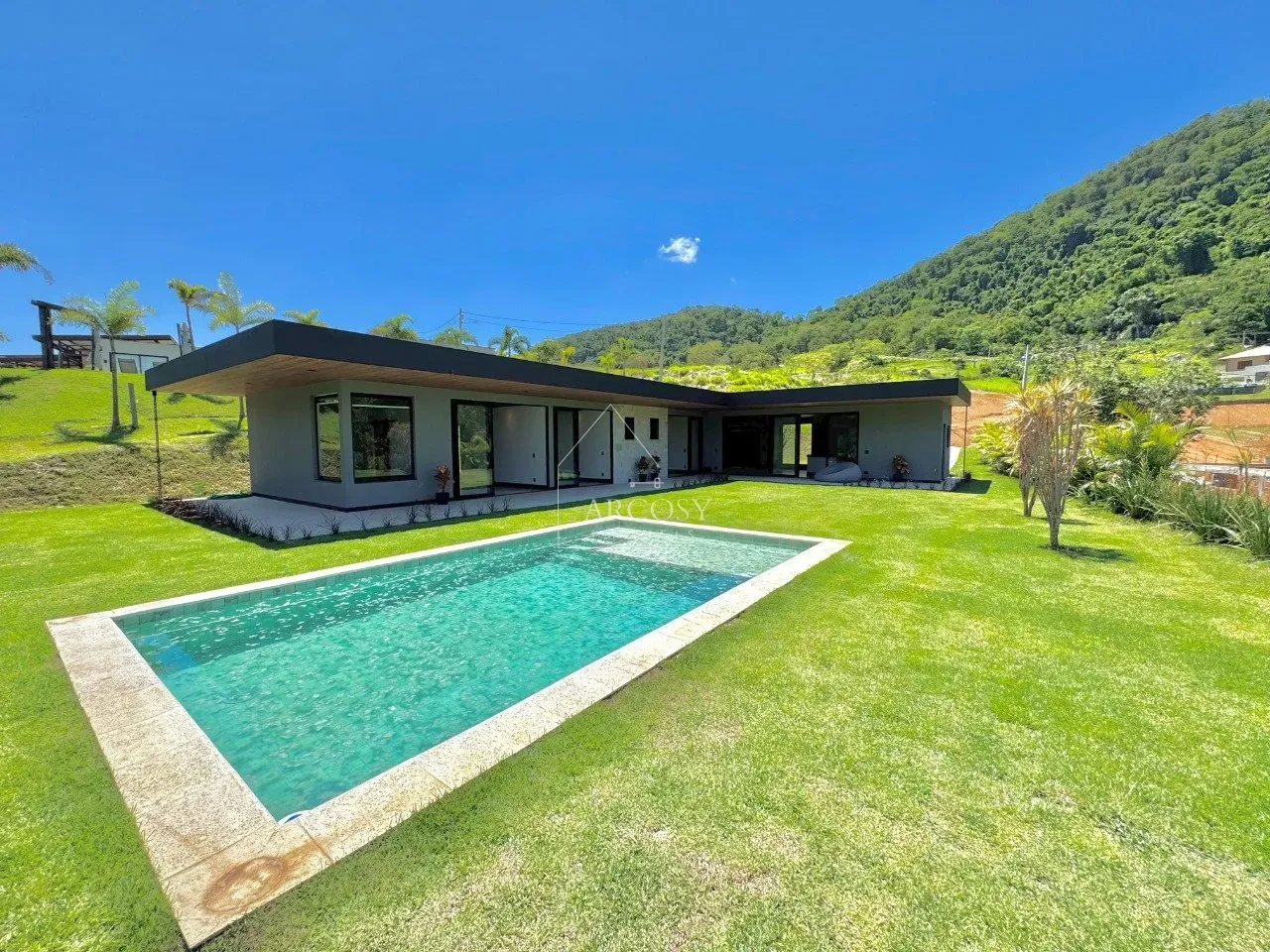 Casa recém-construída em condomínio de alto padrão - 4 suítes, sala ampla em dois ambiente