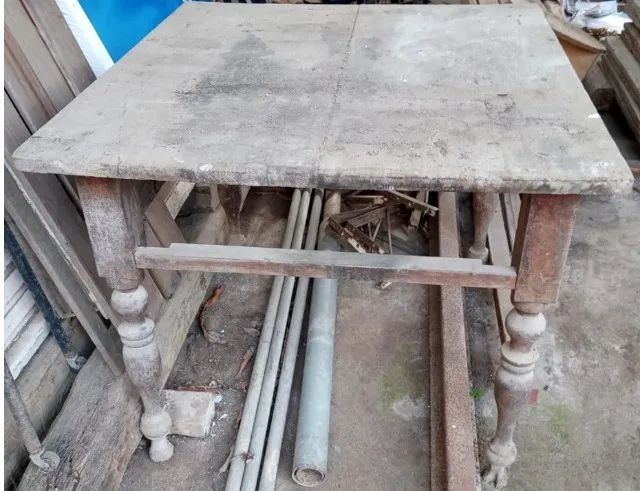 Mesa antiga quadrada