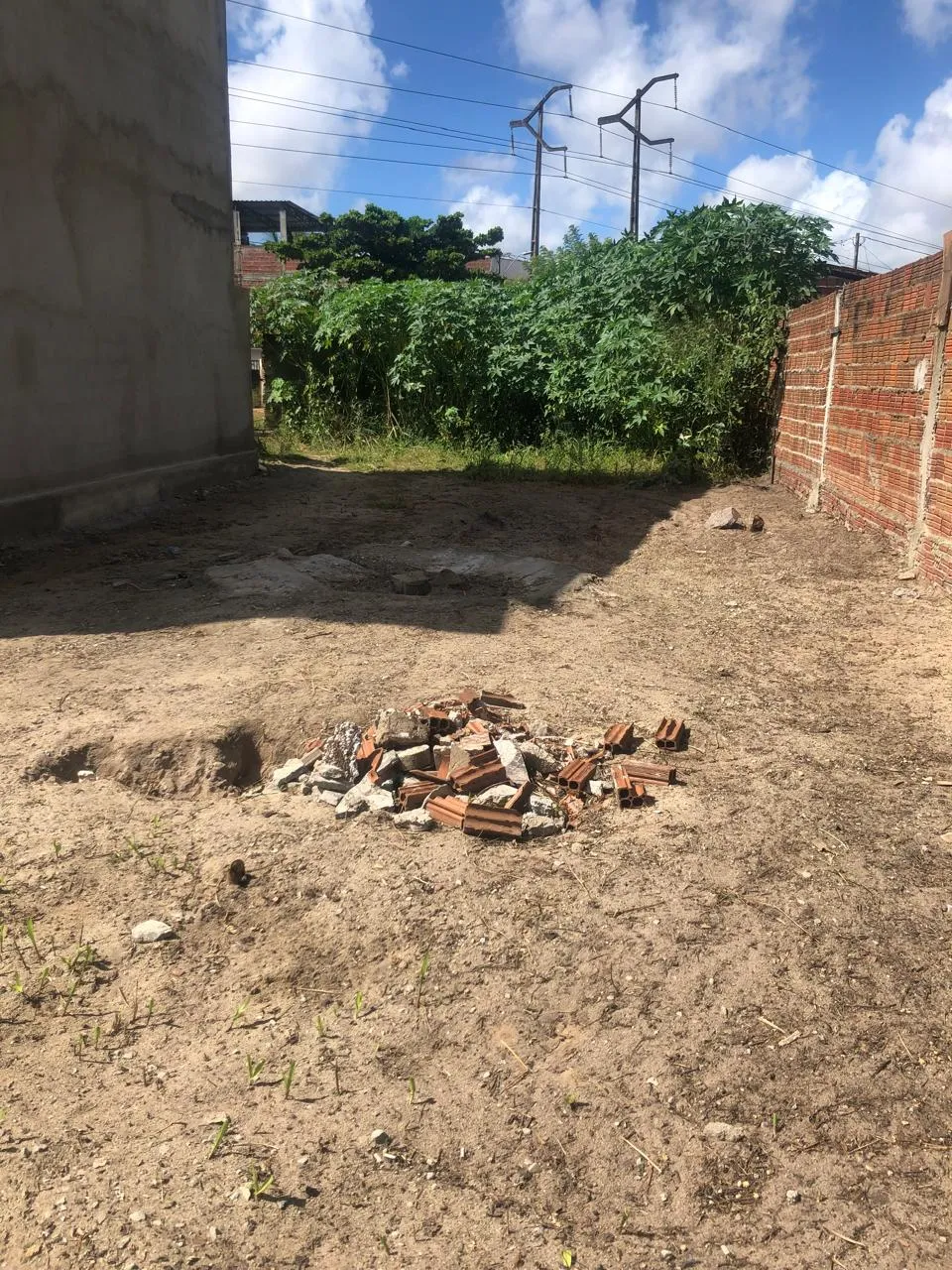 VENDO TERRENO NO PLANLTO, COM 200 M², NO VALOR DE 30 MIL.