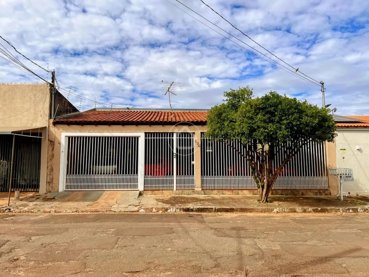 CASA COM PISCINA NA REGIÃO MILITAR - VILA PALMIRA