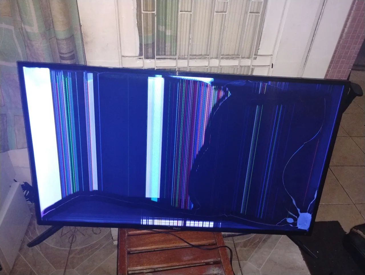 TV PHILCO LED SMart 50 polegadas Modelo PTV50D60SA Tela Trincada ligando 