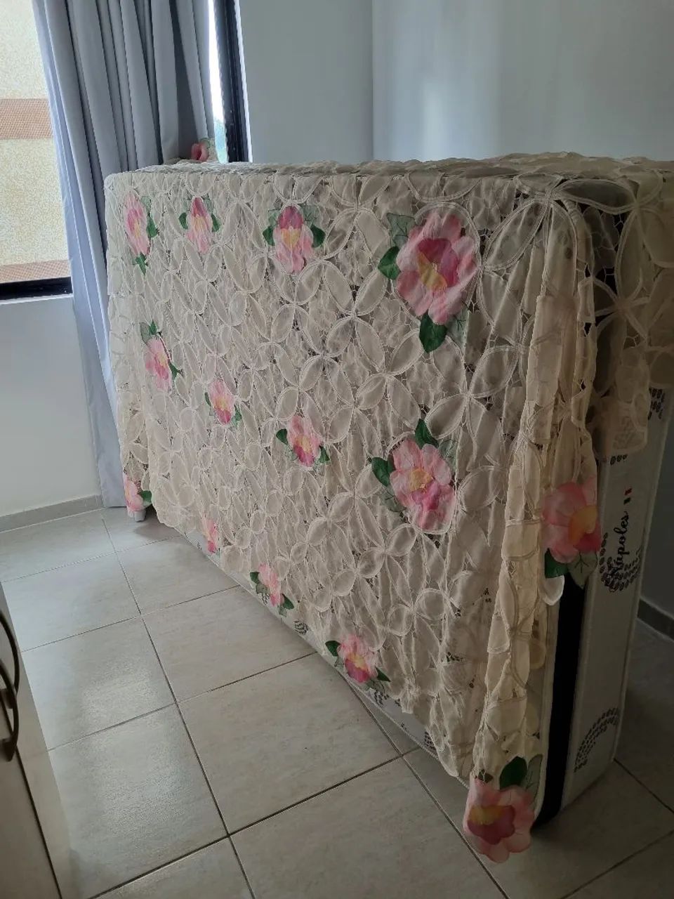 Toalha de Mesa Bordada Decorativa com Estampa Floral - Foto 6