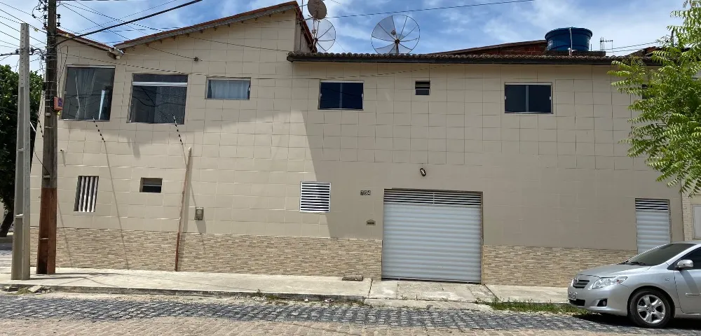 Casa de esquina tipo Duplex bem localizada à venda !