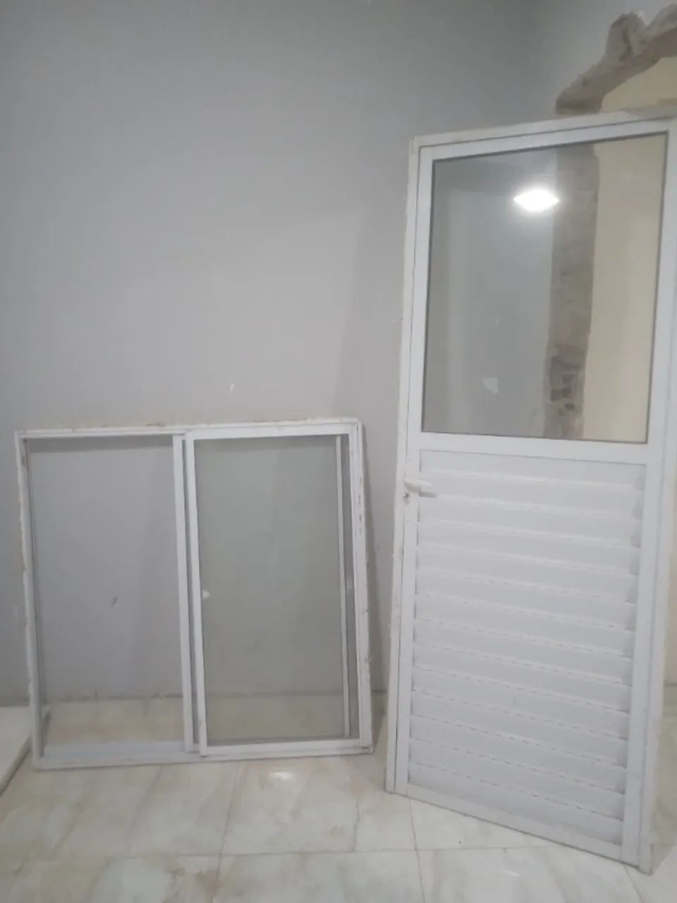 Janela de vidro na cor branca 