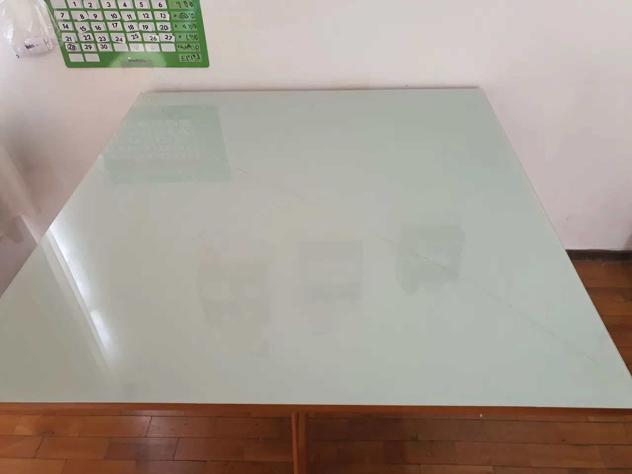 Mesa de madeira com tampo de vidro laqueado - Foto 3