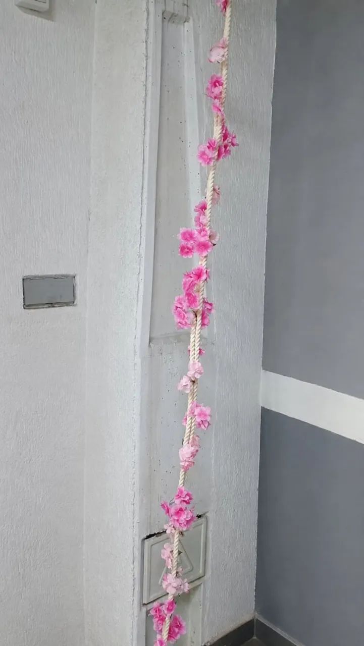 Balança de madeira com corda e flores - Foto 4