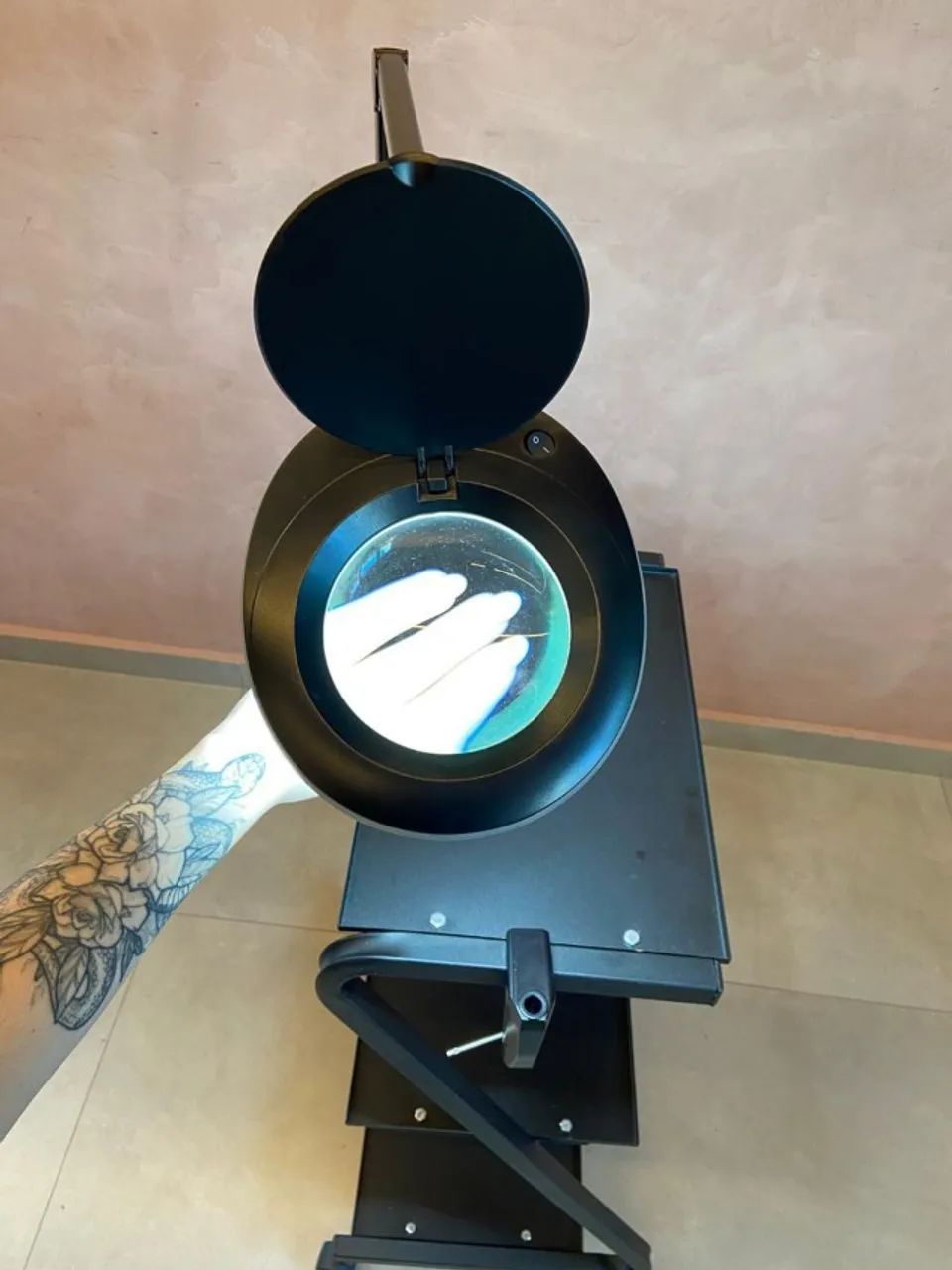 Carrinho auxiliar com lupa e led - Pontual Estética - Foto 3