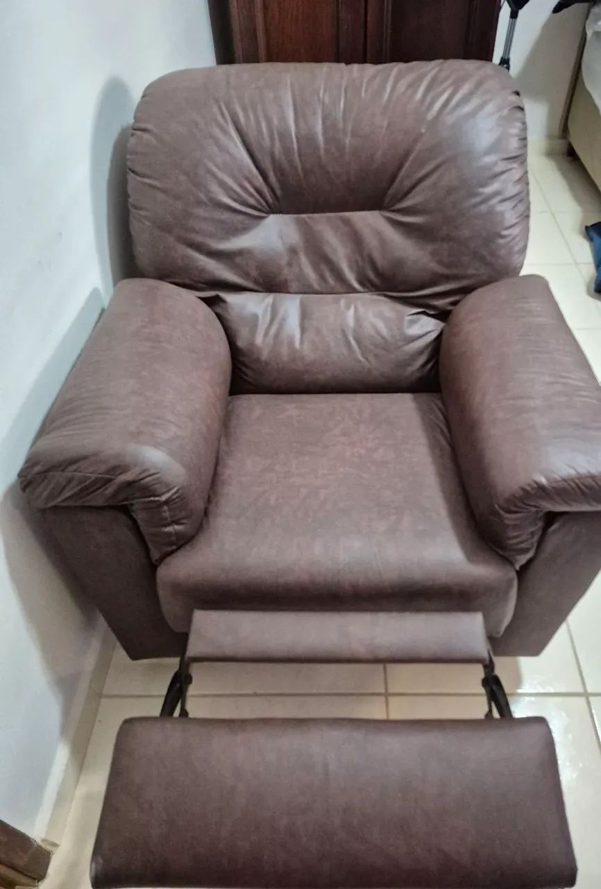Poltrona elétrica reclinável com controle de couro legítimo.