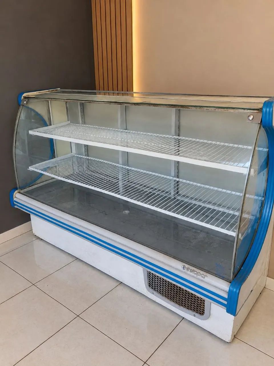 Refrigerador, vitrine, balcão 