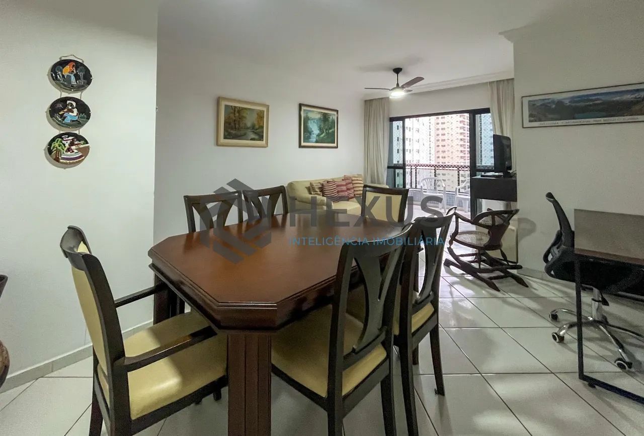Apartamento com varanda e lazer nas Pitangueiras, Guarujá